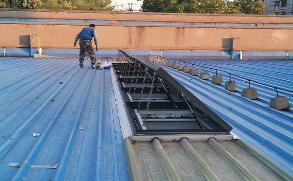 某区域性物流仓储中心柯坪排烟窗系统安装项目